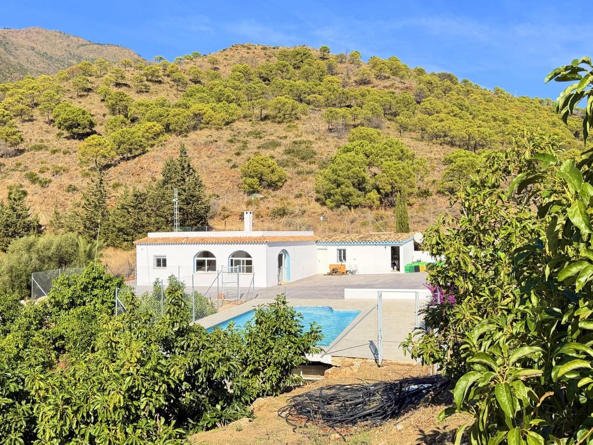 4 sypialnia Willa na sprzedaż w Estepona z basenem - 550 000 € (Ref: 9413333)