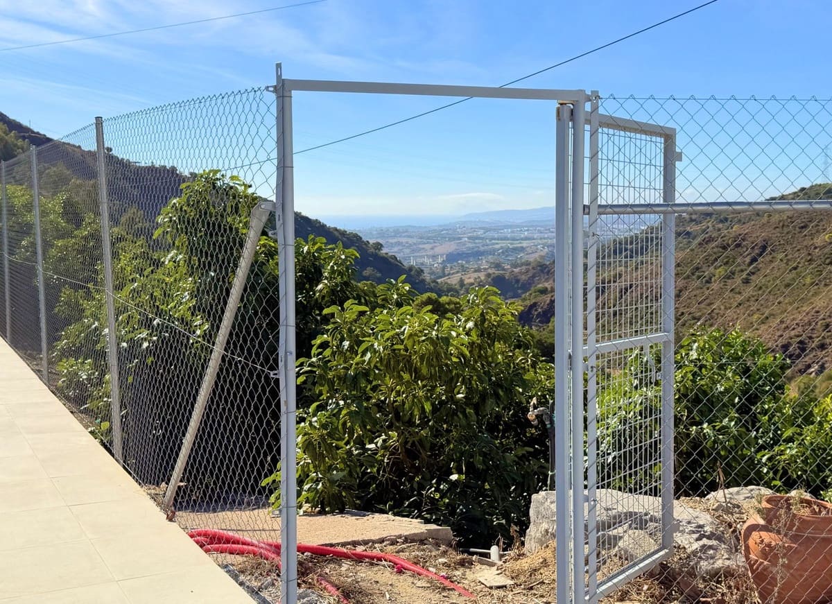 4 sypialnia Willa na sprzedaż w Estepona z basenem - 550 000 € (Ref: 9413333)