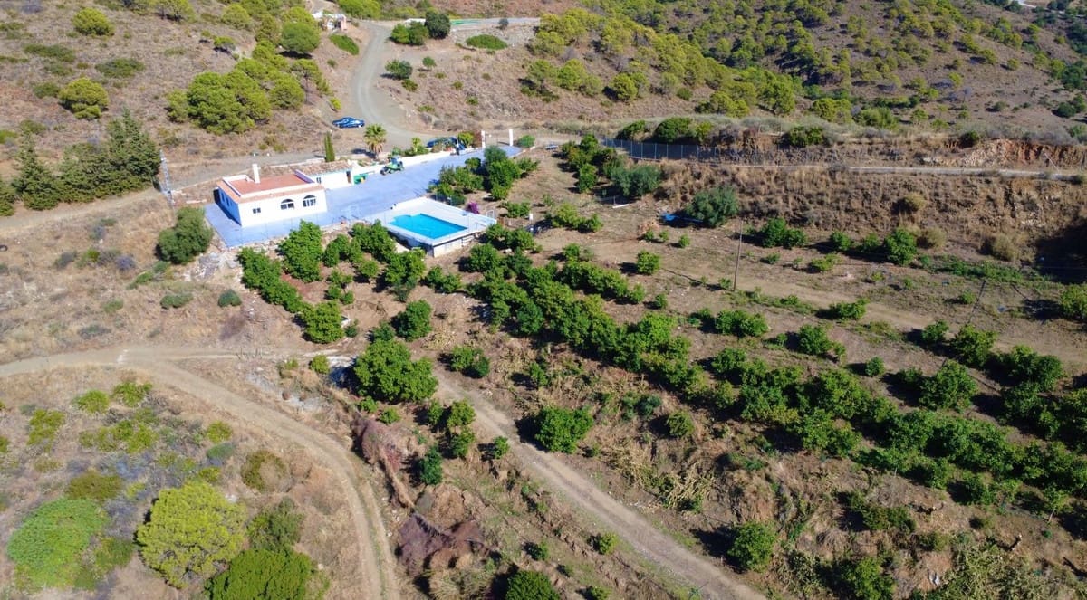 4 bedroom Villa for sale in Estepona - € 550,000 (Ref: 9413333)