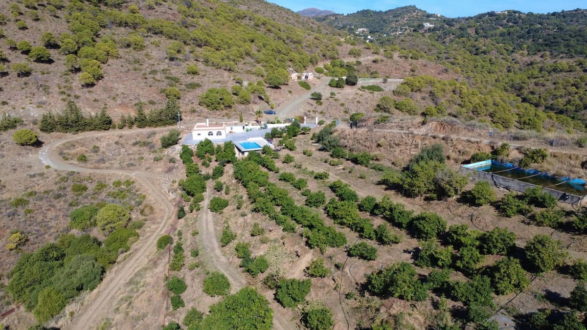 4 bedroom Villa for sale in Estepona - € 550,000 (Ref: 9413333)