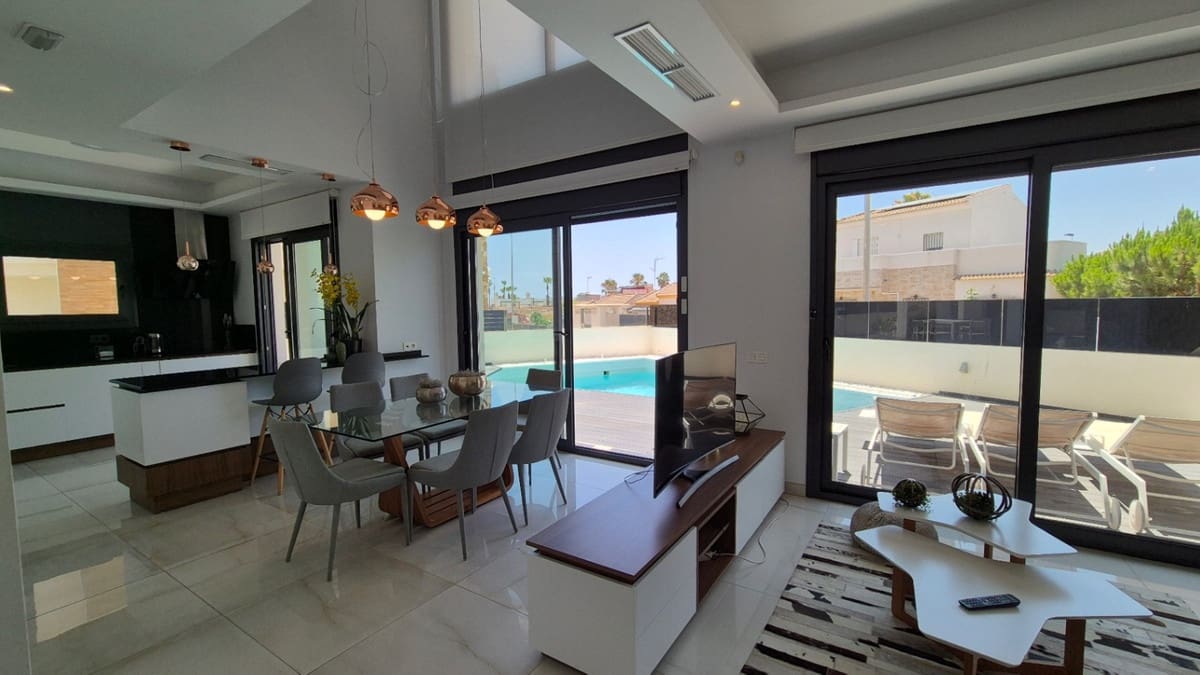 4 bedroom Villa for sale in Torrevieja - € 785,000 (Ref: 9413341)