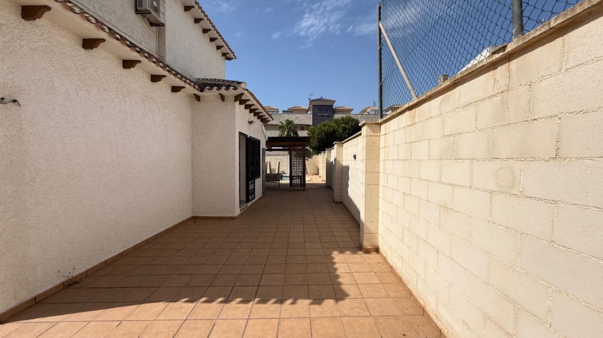 4 bedroom Villa for sale in Orihuela - € 585,000 (Ref: 9413363)
