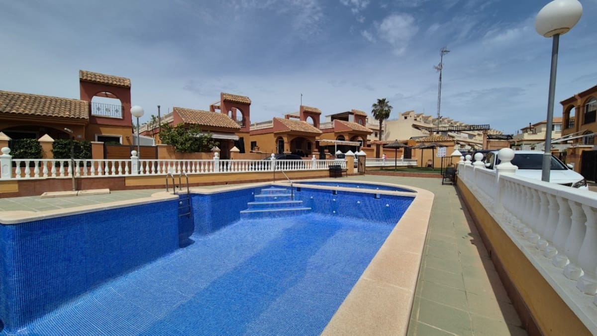 2 makuuhuone Huvila myytävänä paikassa Torrevieja - 322 400 € (Ref: 9413367)