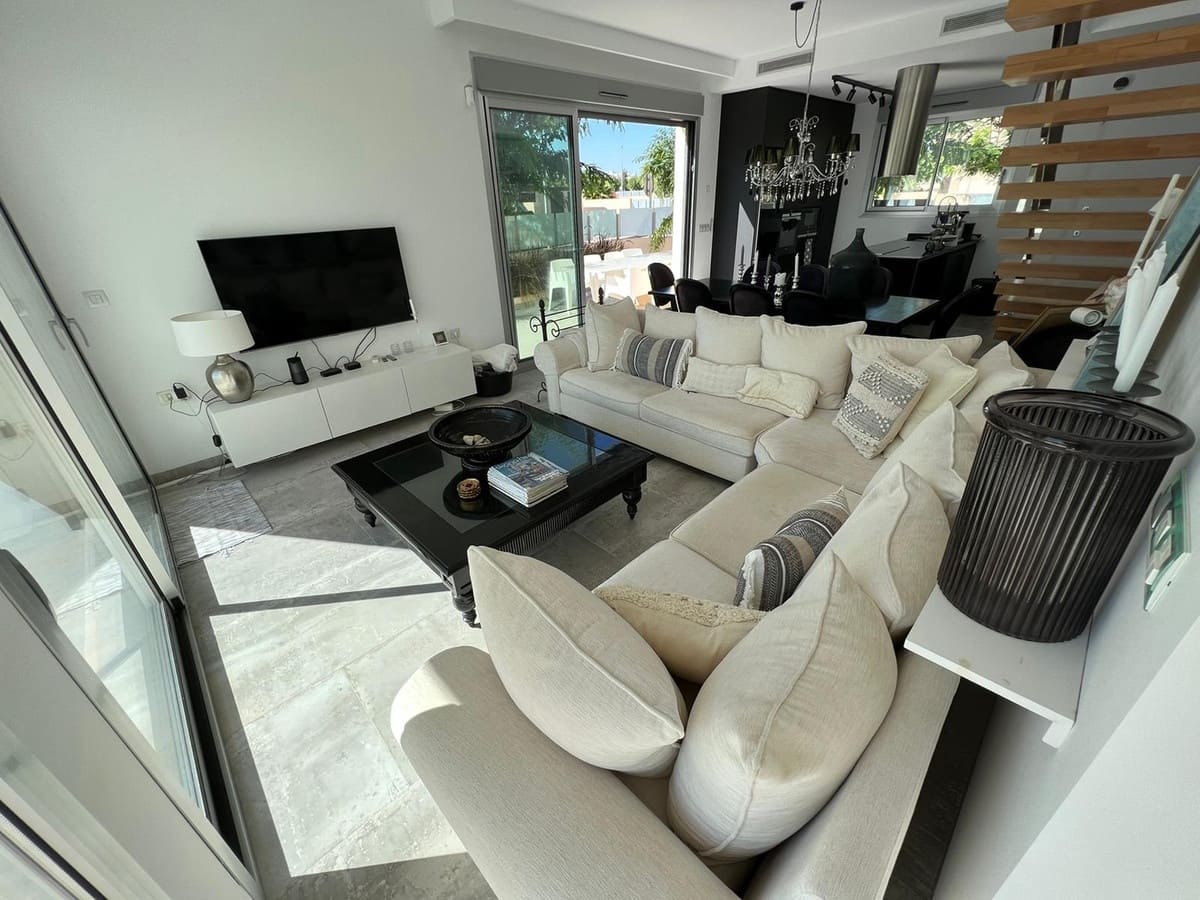 3 bedroom Villa for sale in Pilar de la Horadada - € 535,000 (Ref: 9413375)