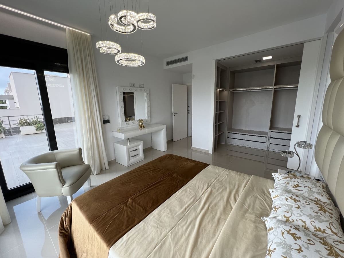 Chalet de 5 habitaciones en San Miguel de Salinas en venta - 849.000 € (Ref: 9413377)