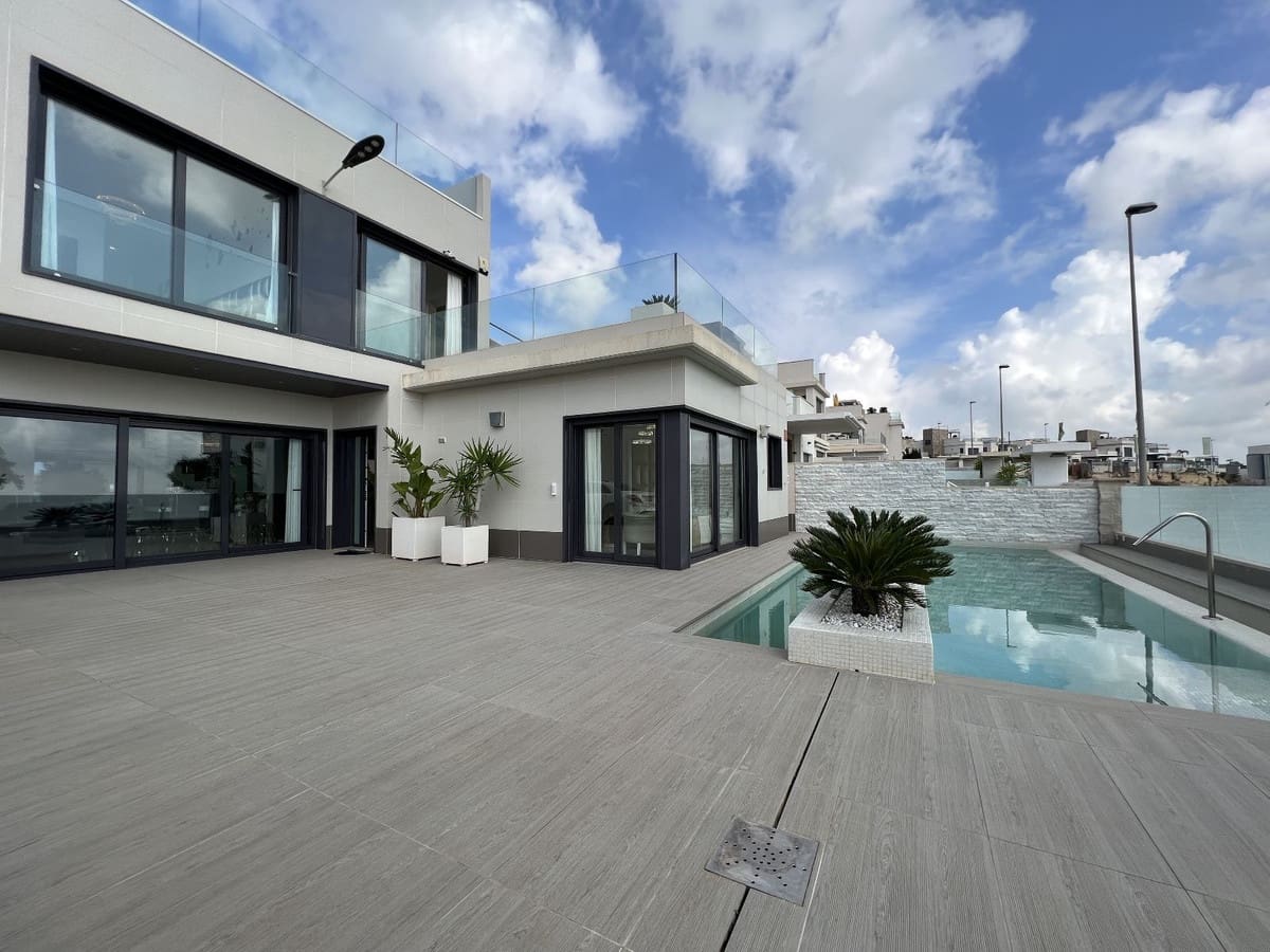 Chalet de 5 habitaciones en San Miguel de Salinas en venta - 849.000 € (Ref: 9413377)