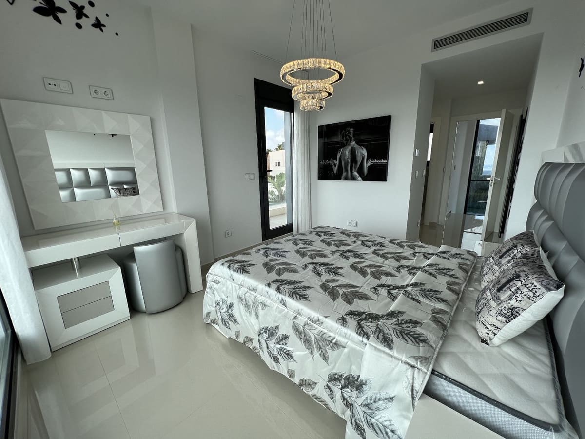 5 bedroom Villa for sale in San Miguel de Salinas - € 849,000 (Ref: 9413377)