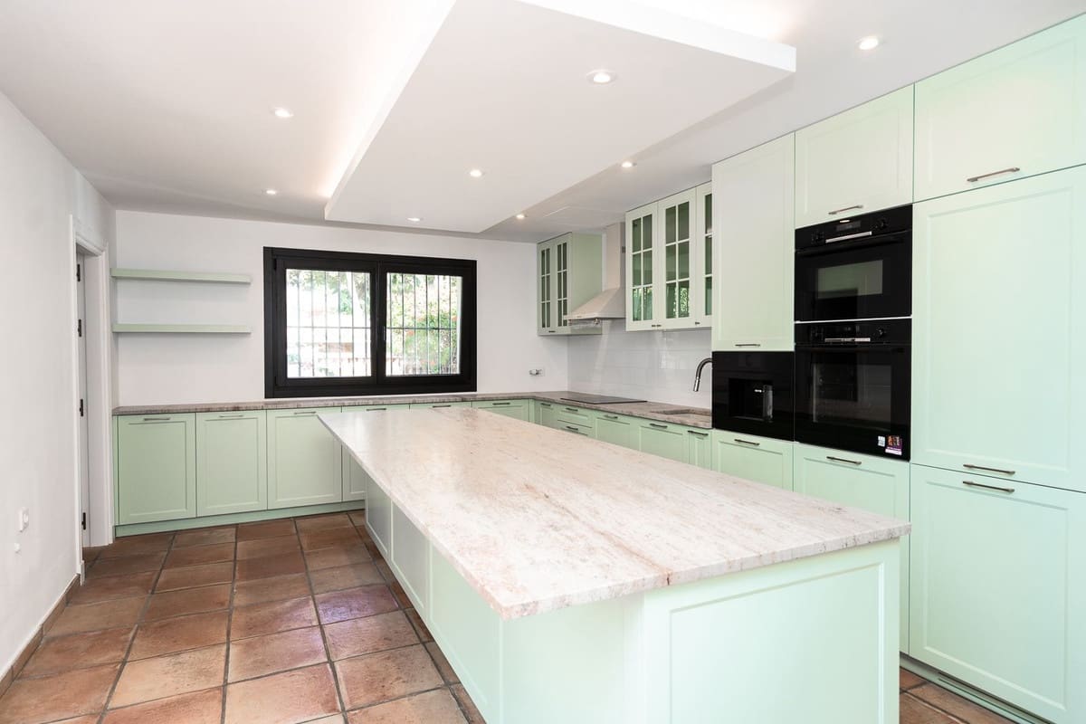 6 bedroom Villa for sale in Guadalmina with pool - € 3,890,000 (Ref: 9413384)