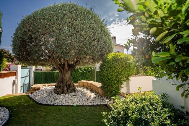 6 bedroom Villa for sale in Guadalmina Baja, Marbella with pool - € 3,890,000 (Ref: 9413384)