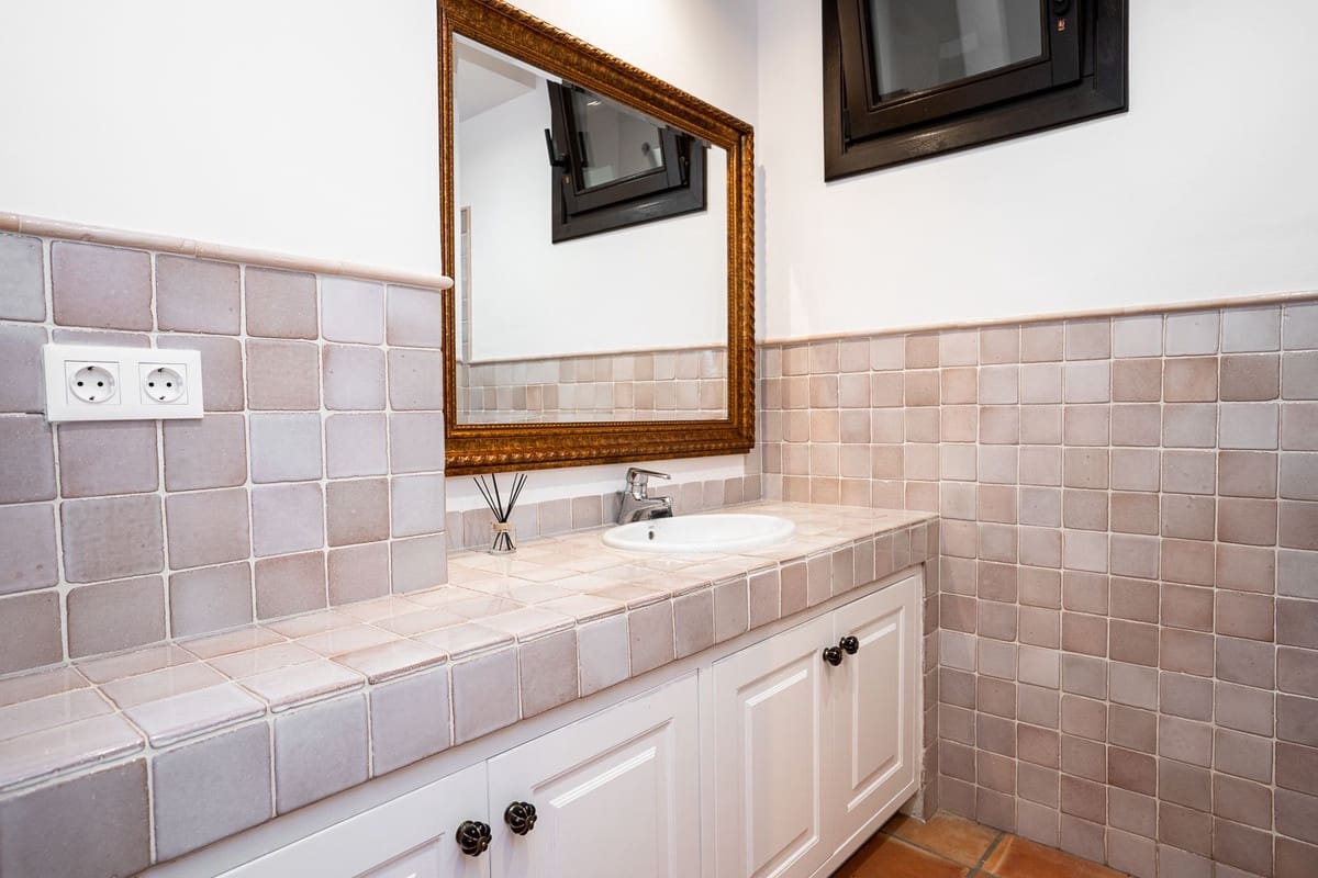 6 bedroom Villa for sale in Guadalmina with pool - € 3,890,000 (Ref: 9413384)