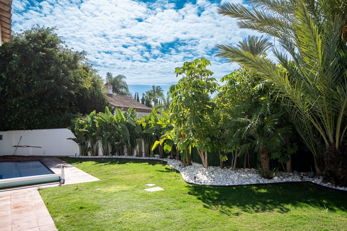 6 bedroom Villa for sale in Guadalmina with pool - € 3,890,000 (Ref: 9413384)