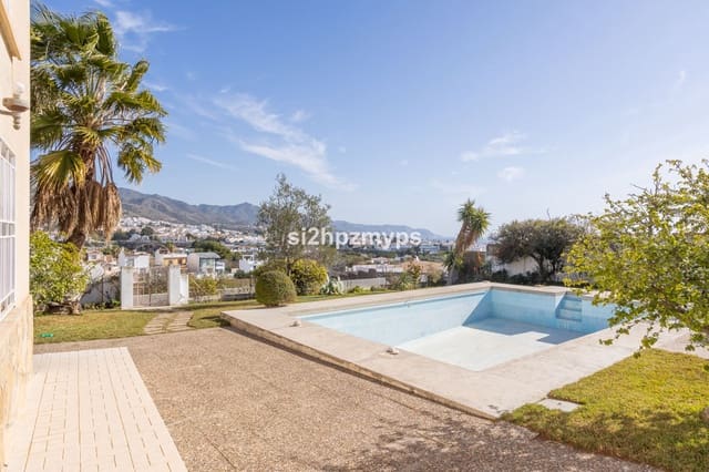 Chalet de 6 habitaciones en Capistrano, Nerja en venta con piscina - 690.000 € (Ref: 9413396)