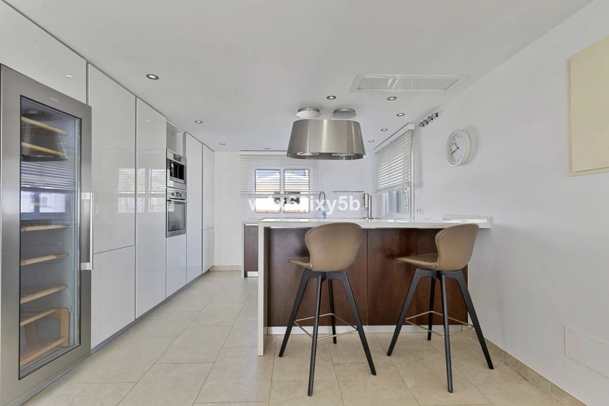 Ático de 3 habitaciones en Estepona en venta - 1.995.000 € (Ref: 9413400)