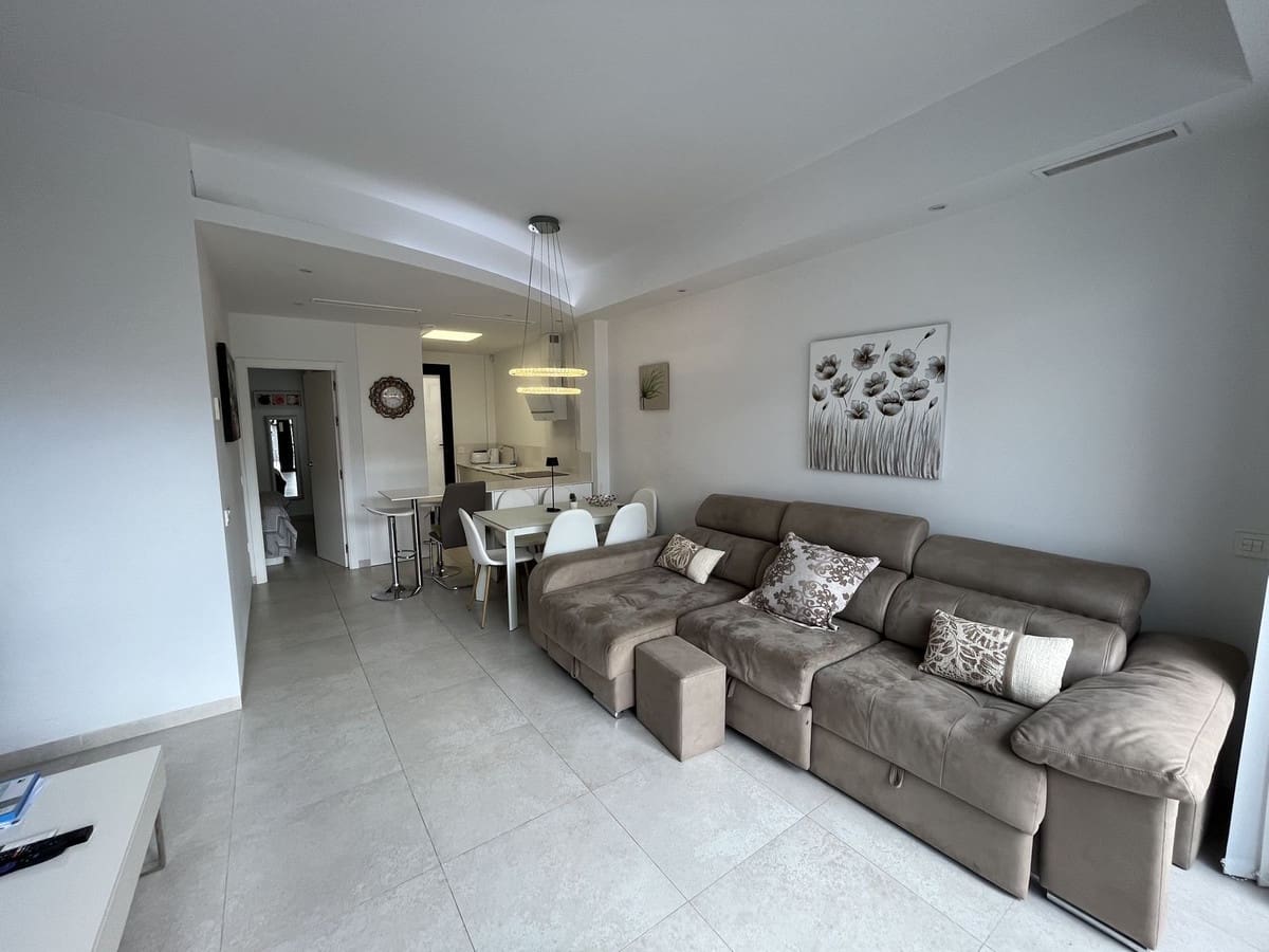 Casa de 3 habitaciones en Villamartin en venta - 335.000 € (Ref: 9413404)