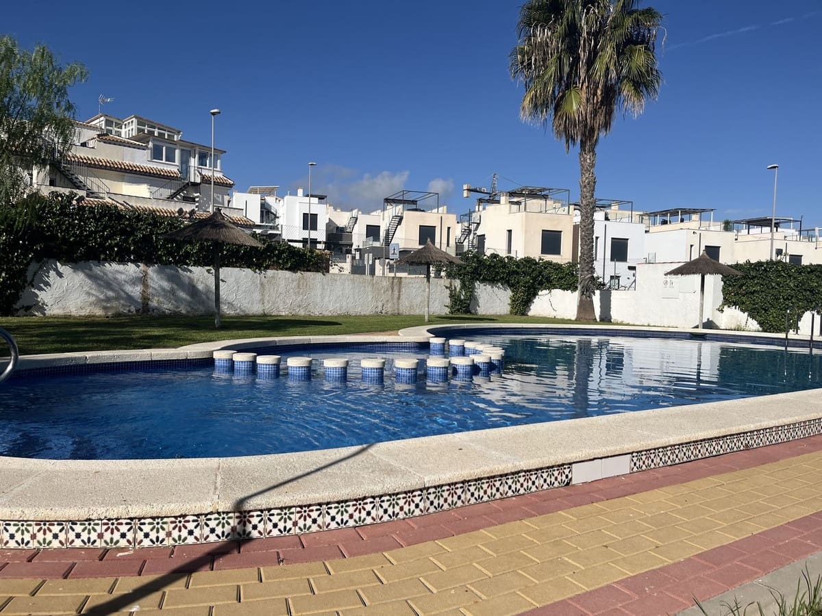 Casa de 3 habitaciones en Villamartin en venta - 335.000 € (Ref: 9413404)