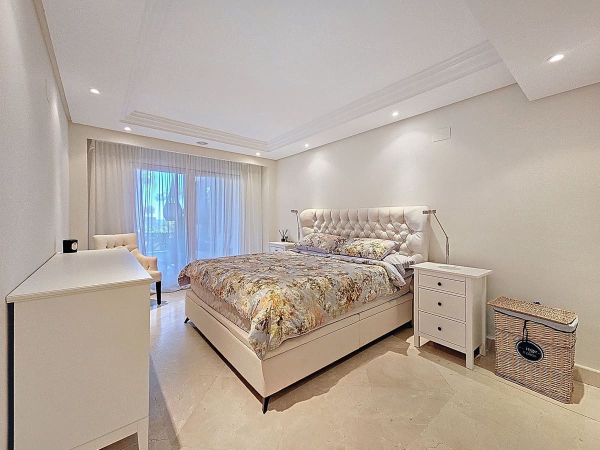 3 bedroom Apartment for sale in Estepona - € 1,200,000 (Ref: 9413408)