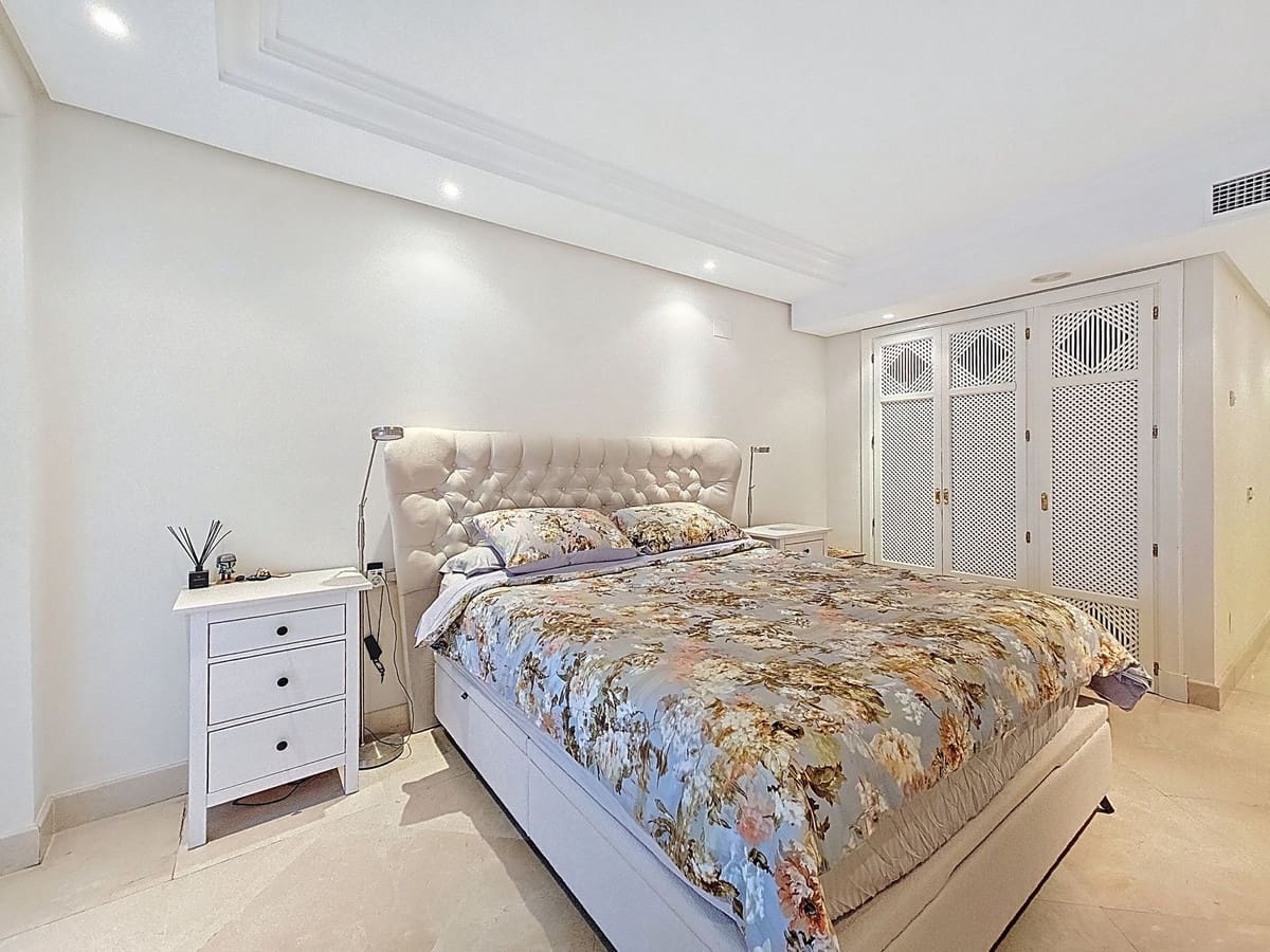 3 bedroom Apartment for sale in Estepona - € 1,200,000 (Ref: 9413408)