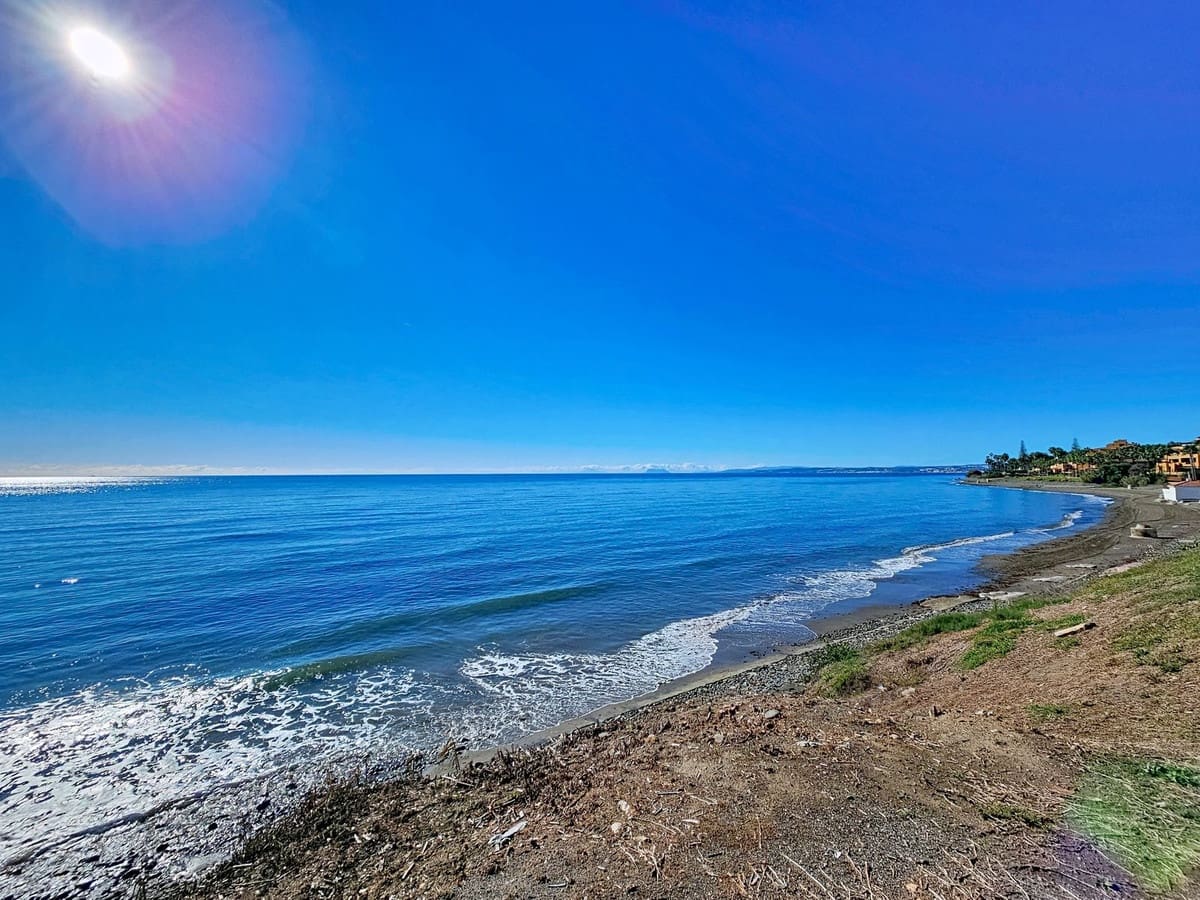 3 bedroom Apartment for sale in Estepona - € 1,200,000 (Ref: 9413408)