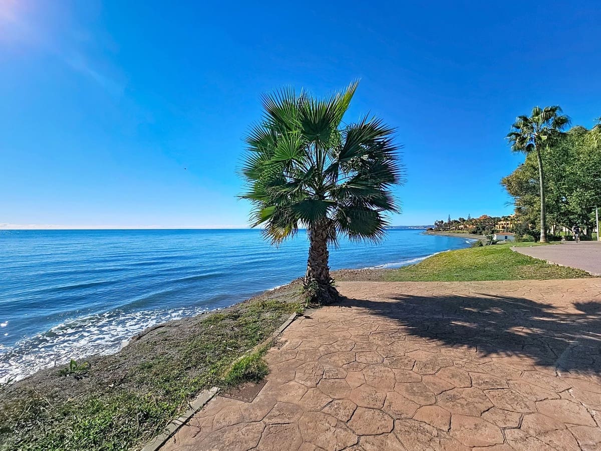 3 bedroom Apartment for sale in Estepona - € 1,200,000 (Ref: 9413408)