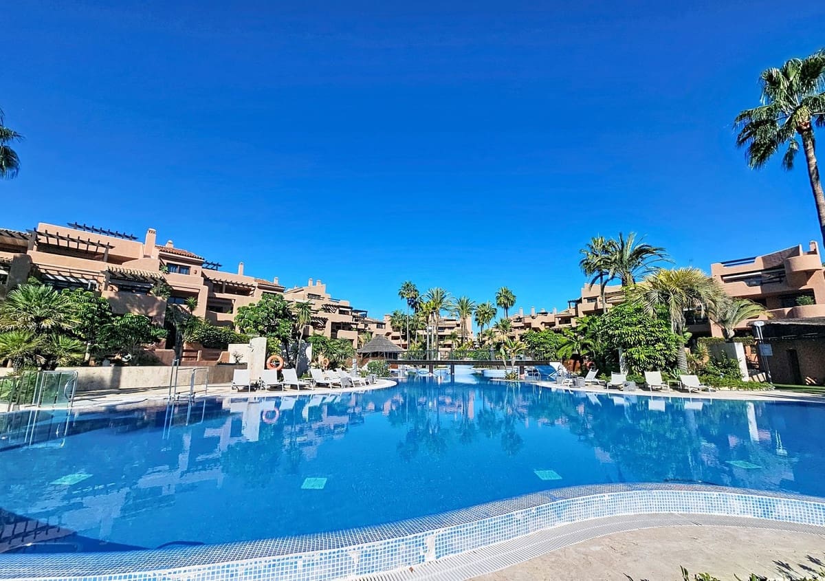3 bedroom Apartment for sale in Estepona - € 1,200,000 (Ref: 9413408)