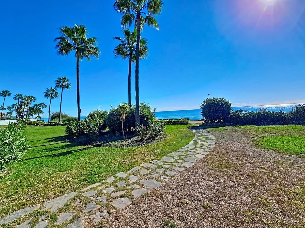 3 bedroom Apartment for sale in Estepona - € 1,200,000 (Ref: 9413408)