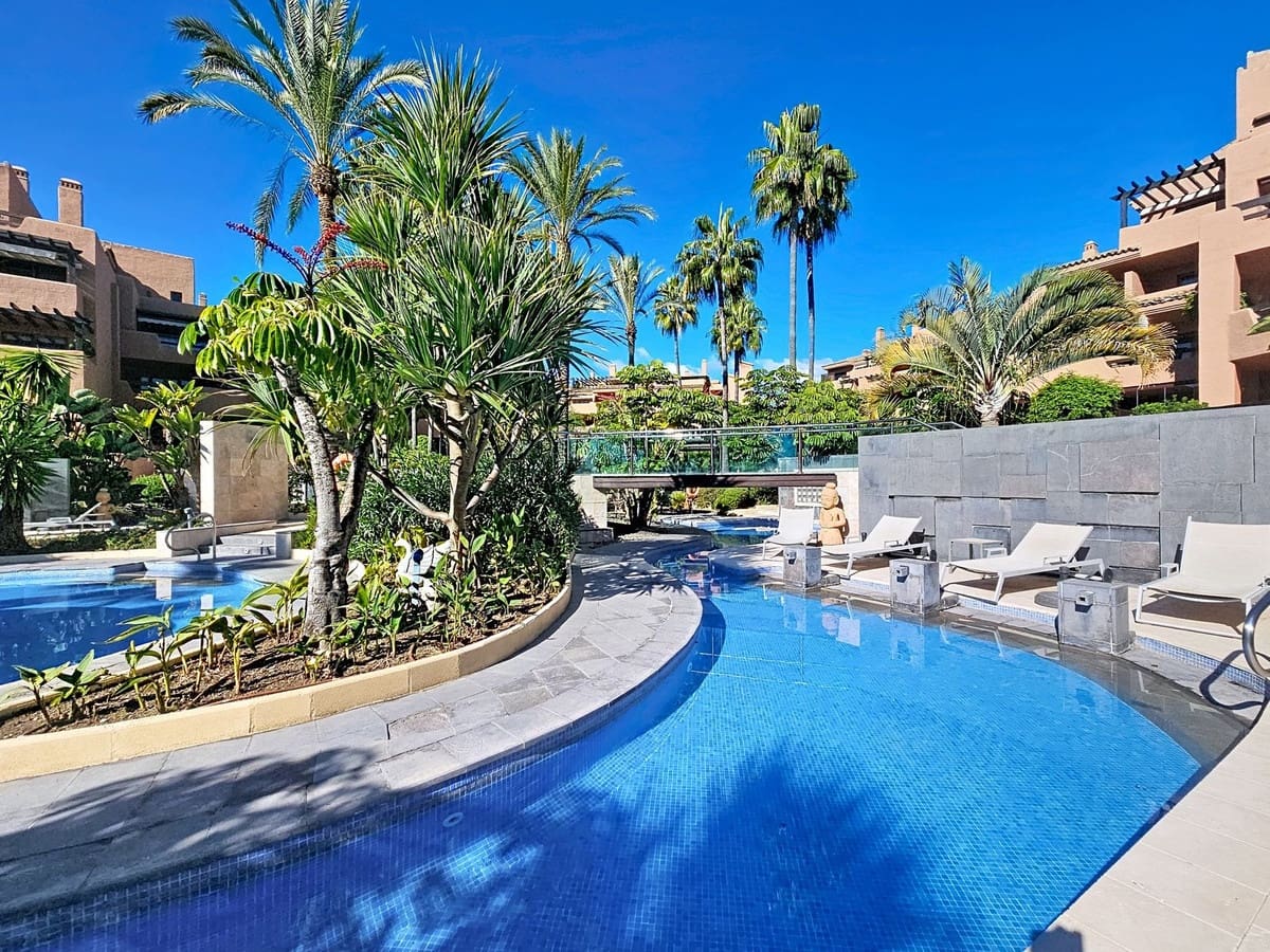 3 bedroom Apartment for sale in Estepona - € 1,200,000 (Ref: 9413408)