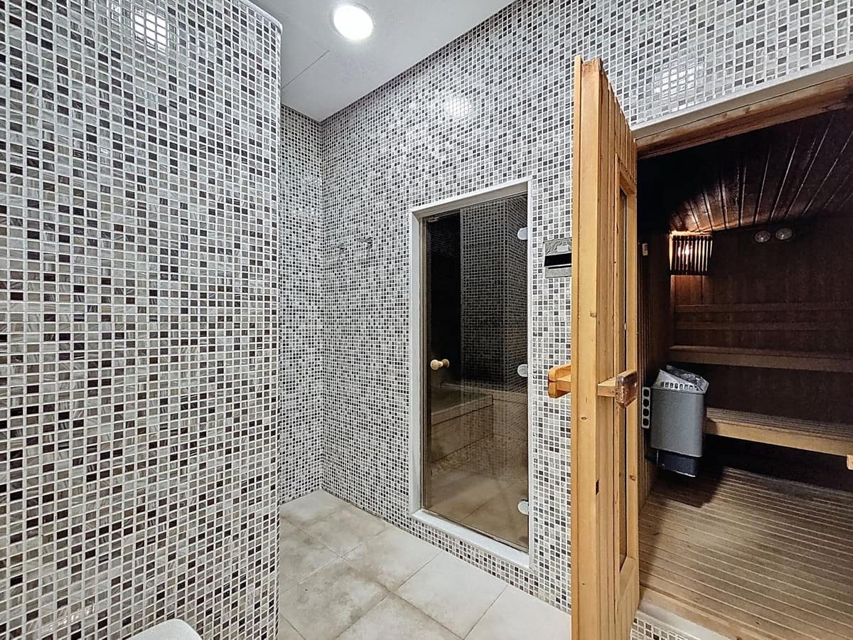 3 bedroom Apartment for sale in Estepona - € 1,200,000 (Ref: 9413408)