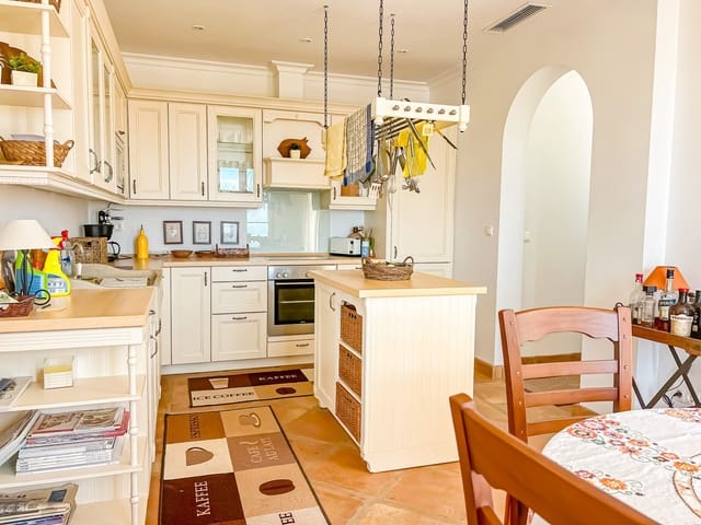 2 bedroom Villa for sale in Istán with pool - € 720,000 (Ref: 9413411)