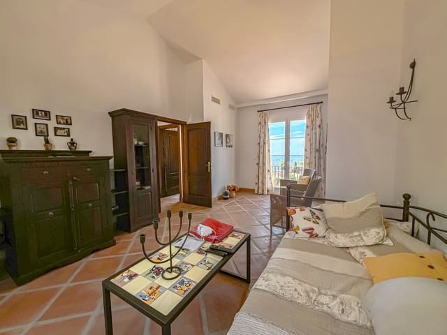 2 bedroom Villa for sale in Istán with pool - € 720,000 (Ref: 9413411)