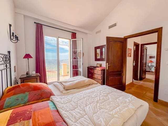 2 bedroom Villa for sale in Istán with pool - € 720,000 (Ref: 9413411)