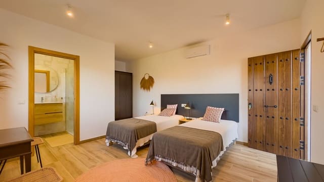 6 soveværelse Finca/Landehus til salg i Dsmo Dm Ciudad Jardin, Málaga by med swimmingpool - € 975.000 (Ref: 9413413)