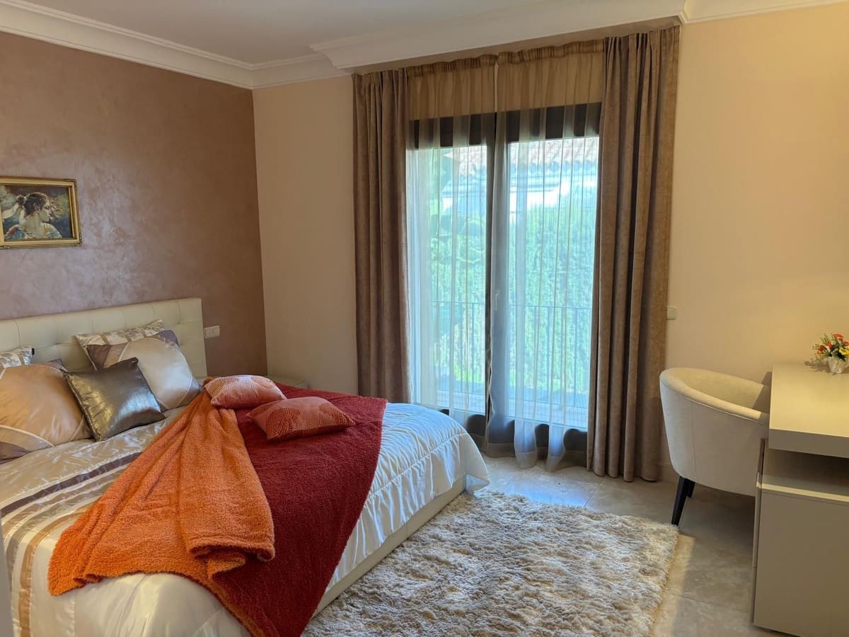 Chalet de 5 habitaciones en El Paraiso en venta - 1.780.000 € (Ref: 9415248)