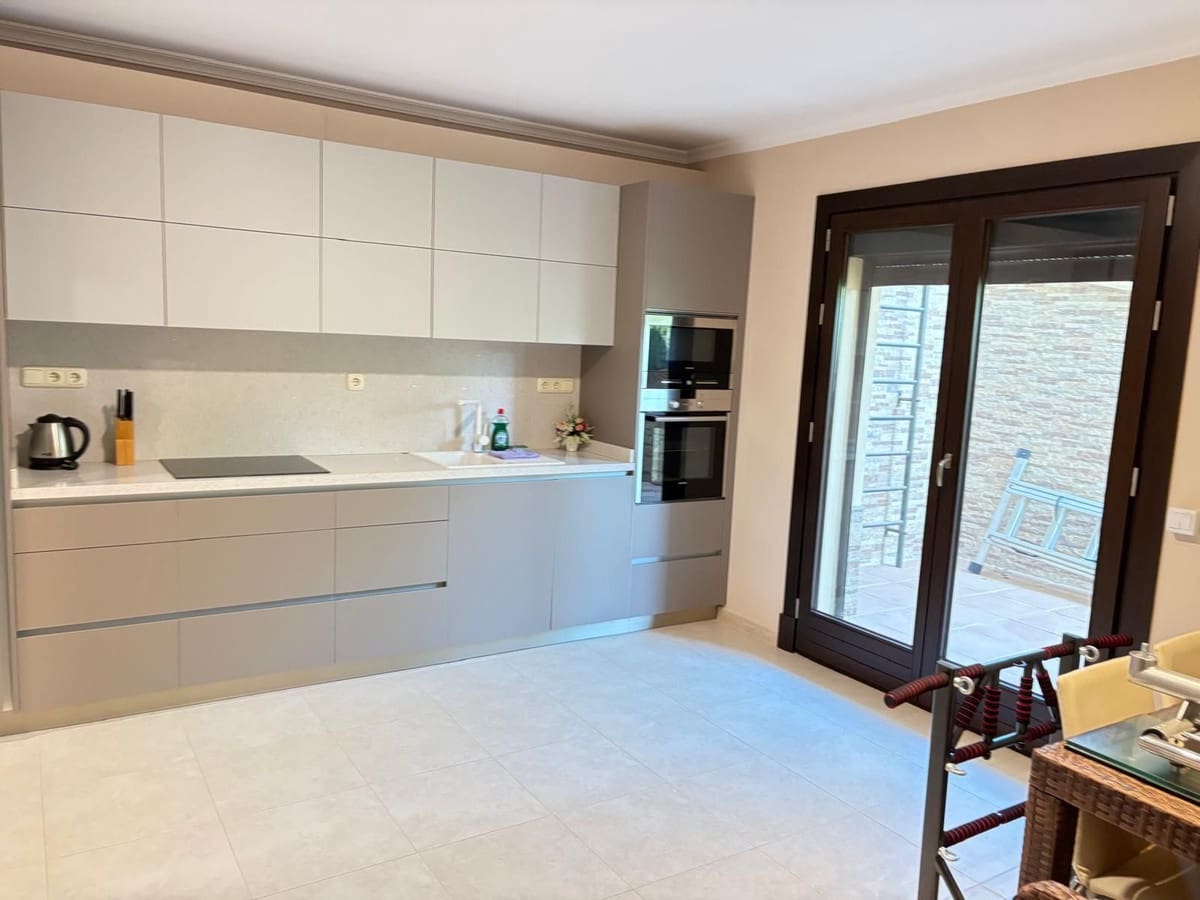 Chalet de 5 habitaciones en El Paraiso en venta - 1.780.000 € (Ref: 9415248)