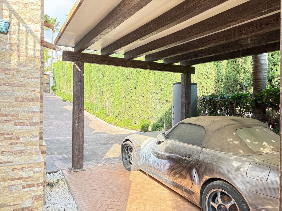 5 soveværelse Villa til salg i El Paraiso med swimmingpool - € 1.780.000 (Ref: 9415248)