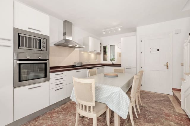 Casa de 2 habitaciones en Parque Central, Estepona en venta - 450.000 € (Ref: 9415254)