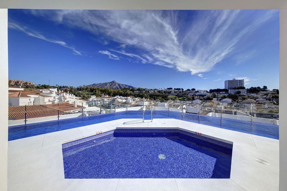 3 bedroom Apartment for sale in Nueva Andalucia - € 479,000 (Ref: 9424195)