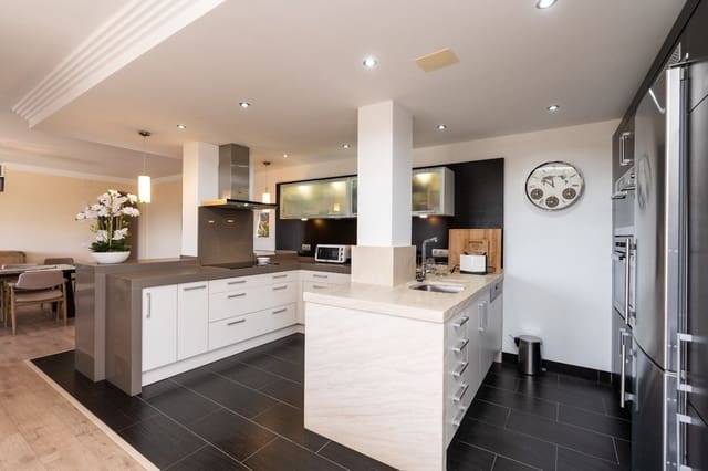 2 soverom Penthouse til salgs i Parque Central, Estepona - € 595 000 (Ref: 9426608)