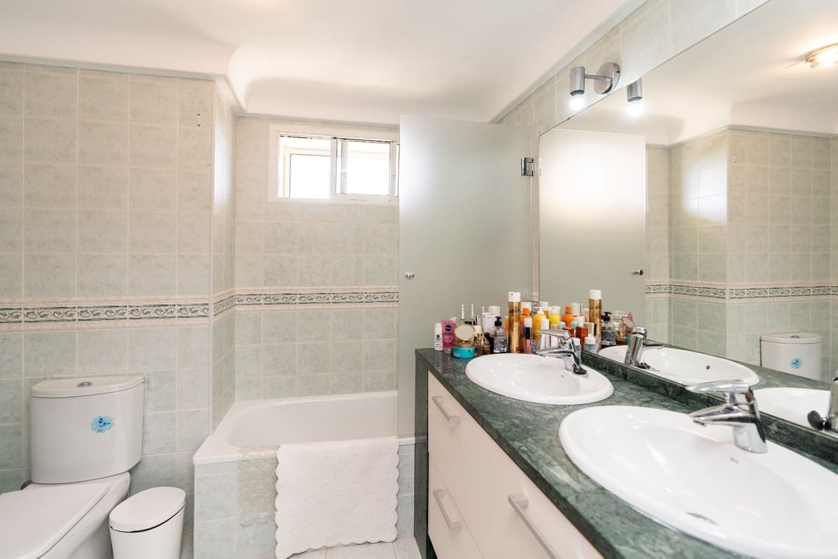 2 bedroom Penthouse for sale in Estepona - € 595,000 (Ref: 9426608)