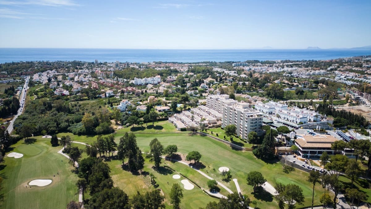 2 bedroom Penthouse for sale in Estepona - € 595,000 (Ref: 9426608)