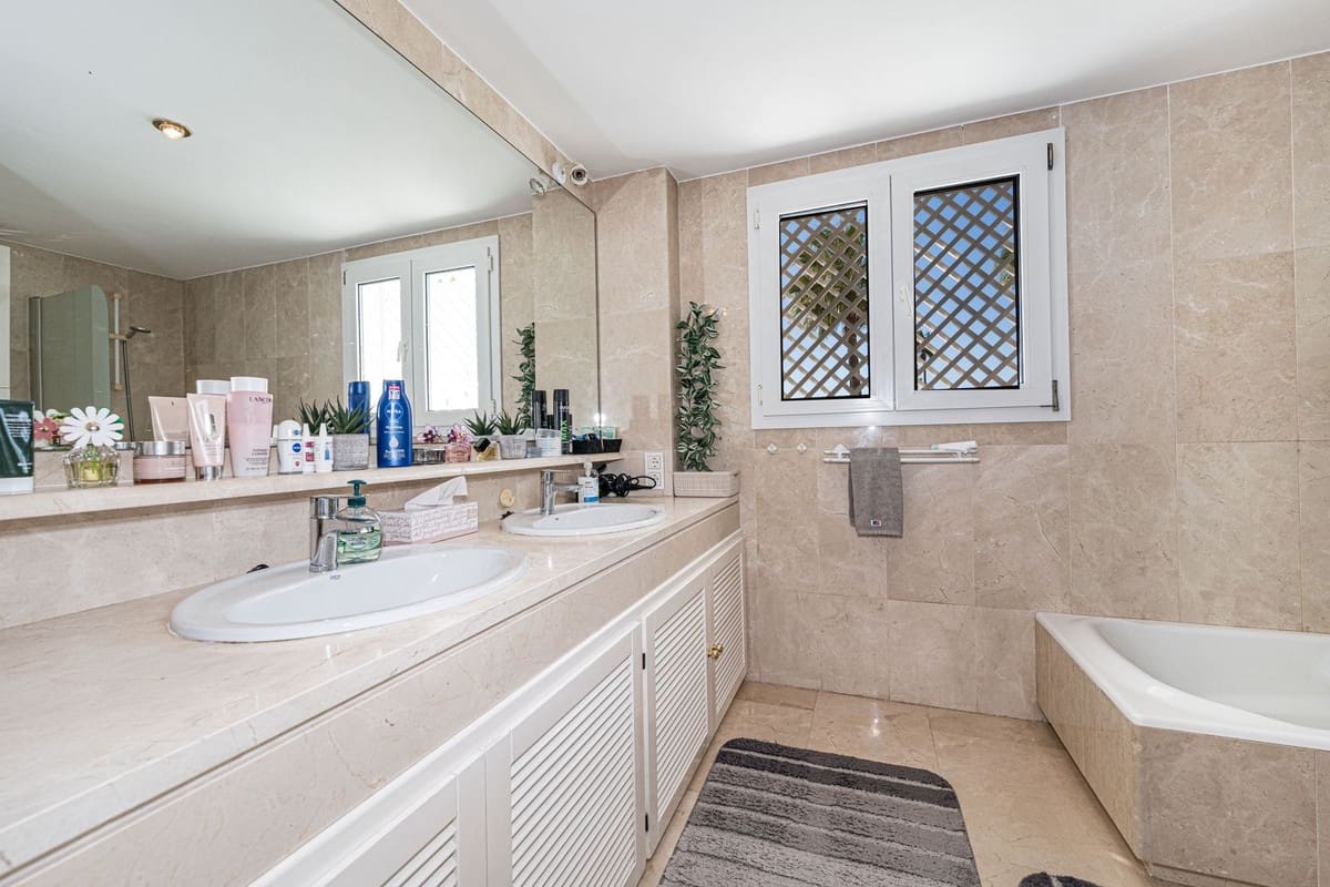 Apartamento de 3 habitaciones en La Duquesa / Puerto de la Duquesa en venta - 540.000 € (Ref: 9429139)