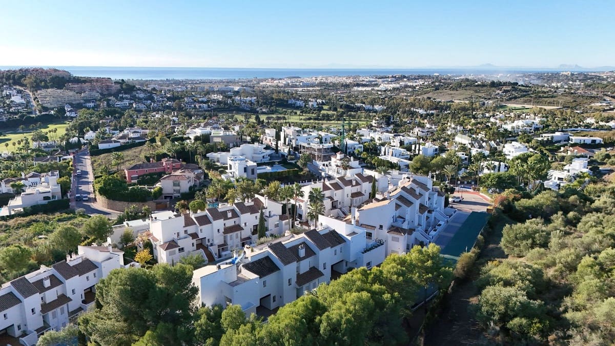 2 slaapkamer Penthouse te koop in Nueva Andalucia - € 895.000 (Ref: 9429141)