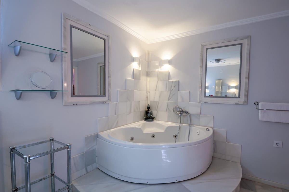 4 bedroom Villa for sale in Calpe / Calp with pool - € 1,400,000 (Ref: 9435001)