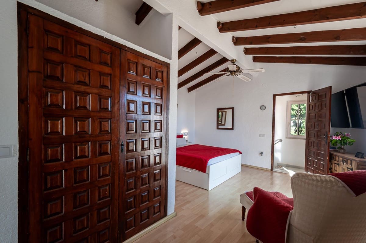 4 bedroom Villa for sale in Calpe / Calp with pool - € 1,400,000 (Ref: 9435001)