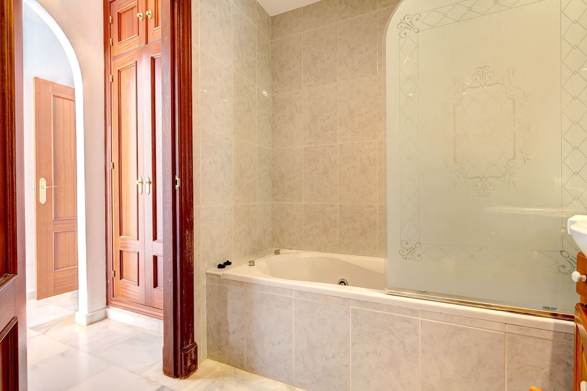 3 bedroom Townhouse for sale in Elviria - € 695,000 (Ref: 9439069)