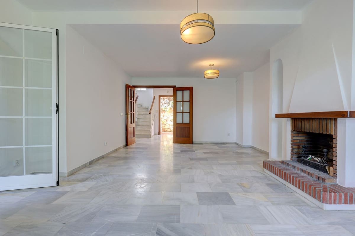 3 bedroom Townhouse for sale in Elviria - € 695,000 (Ref: 9439069)