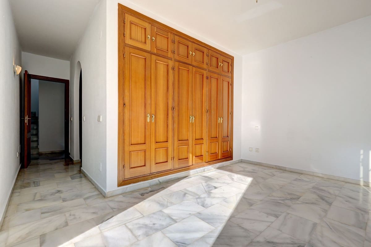 3 bedroom Townhouse for sale in Elviria - € 695,000 (Ref: 9439069)