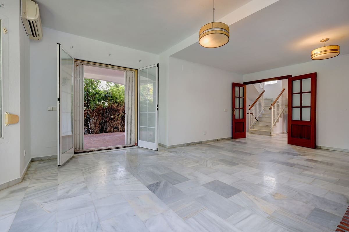 3 bedroom Townhouse for sale in Elviria - € 695,000 (Ref: 9439069)