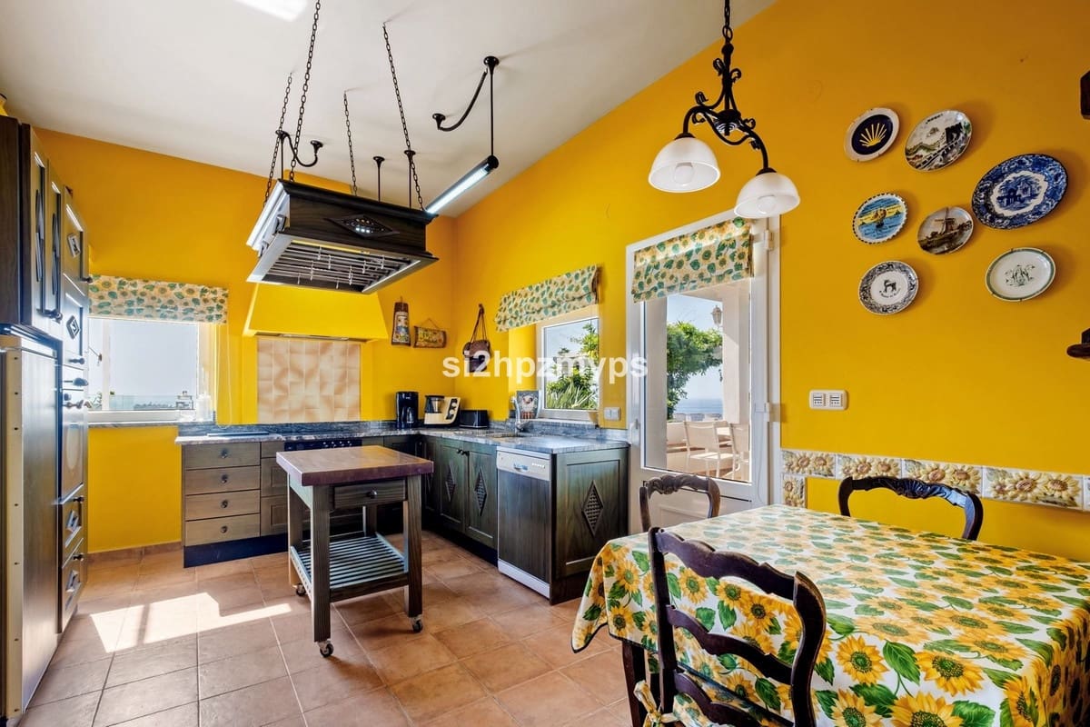 3 bedroom Villa for sale in Torrox - € 675,000 (Ref: 9439086)