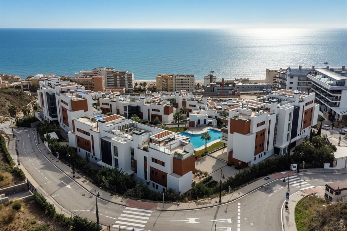 3 bedroom Apartment for sale in Fuengirola - € 749,000 (Ref: 9439093)