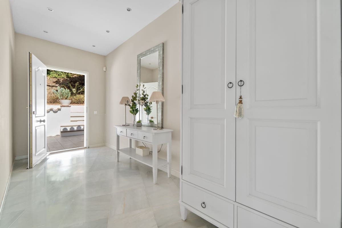 4 bedroom Villa for sale in La Sierrezuela with pool - € 1,795,000 (Ref: 9439114)